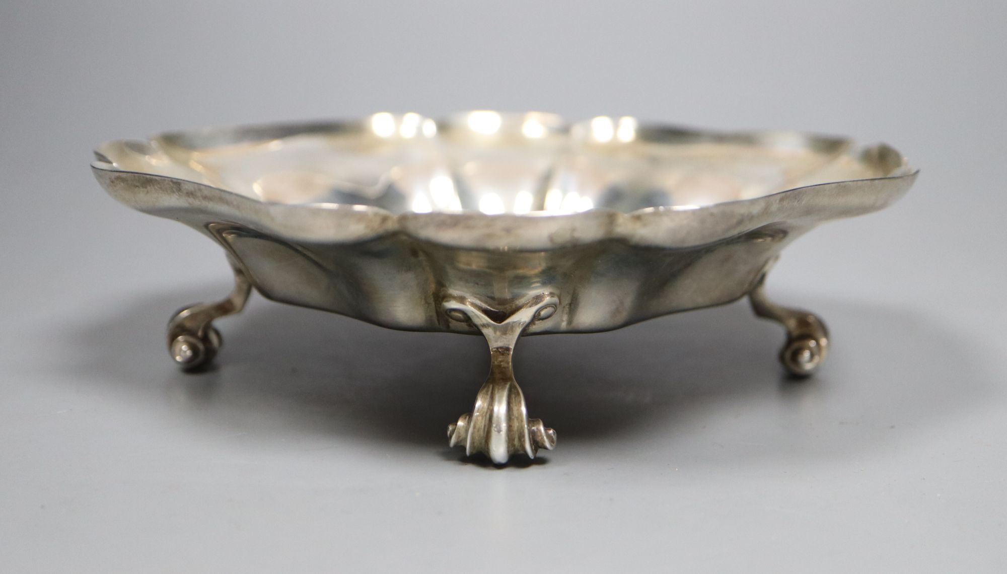 A George VI cusped silver bowl, on four scroll feet, with engraved inscription Thomas Bradbury & Sons, Sheffield, 1937, 15cm, 8.5oz.